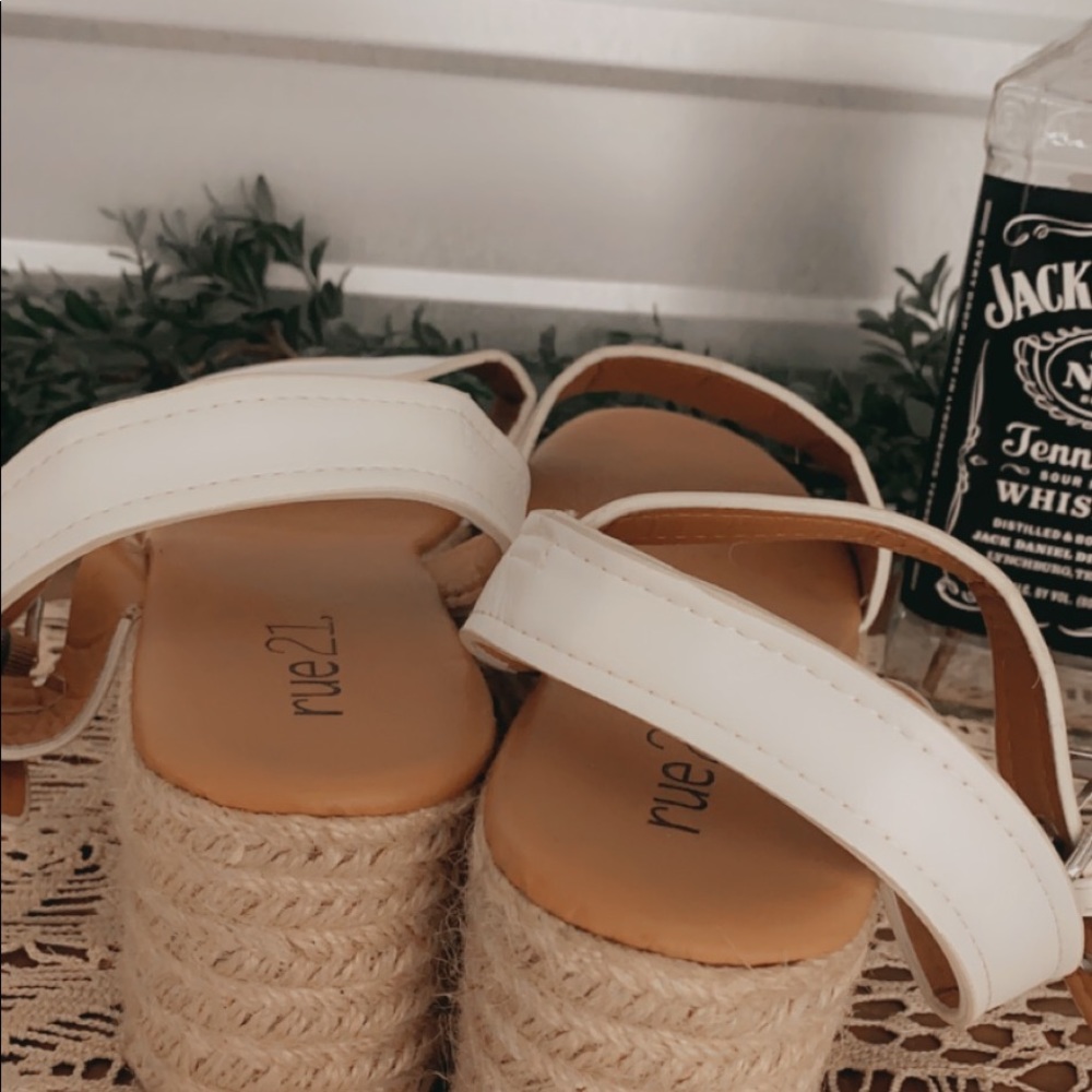 white strap platforms π€ - Picture 5 of 7
